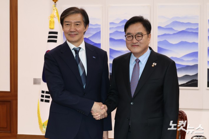 손잡은 우원식 국회의장-조국 대표