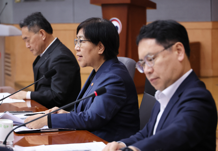 정은경 보건복지부 장관이 24일 서울 종로구 정부서울청사 별관에서 열린 제6차 국민연금기금운용위원회에서 발언하고 있다. 연합뉴스