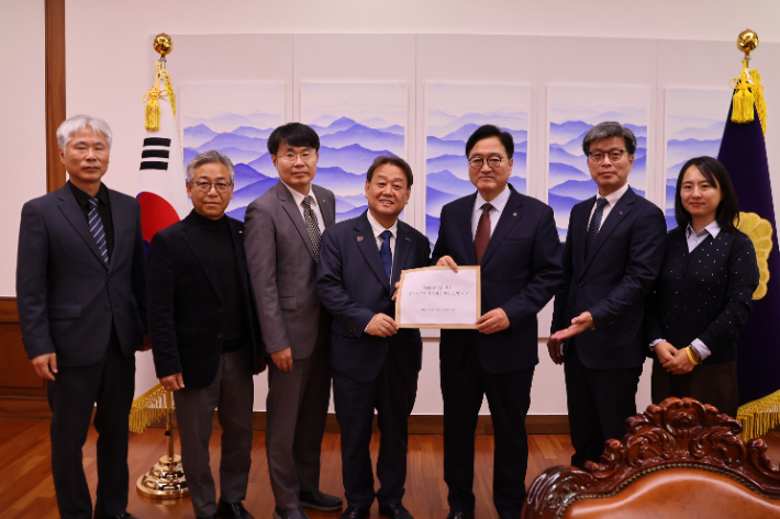 더불어민주당 경주시지역위원회 한영태 위원장이 우원식 국회의장을 만나 경주지역 주요 현안사업과 예산 건의 자료를 전달하고 있다. 민주당 경주지역위 제공