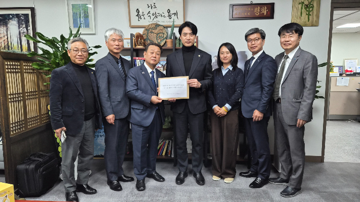 더불어민주당 경주시지역위원회 한영태 위원장이 국회를 찾아 경주지역 주요 현안사업과 예산 건의 자료를 전달하고 있다. 민주당 경주지역위 제공