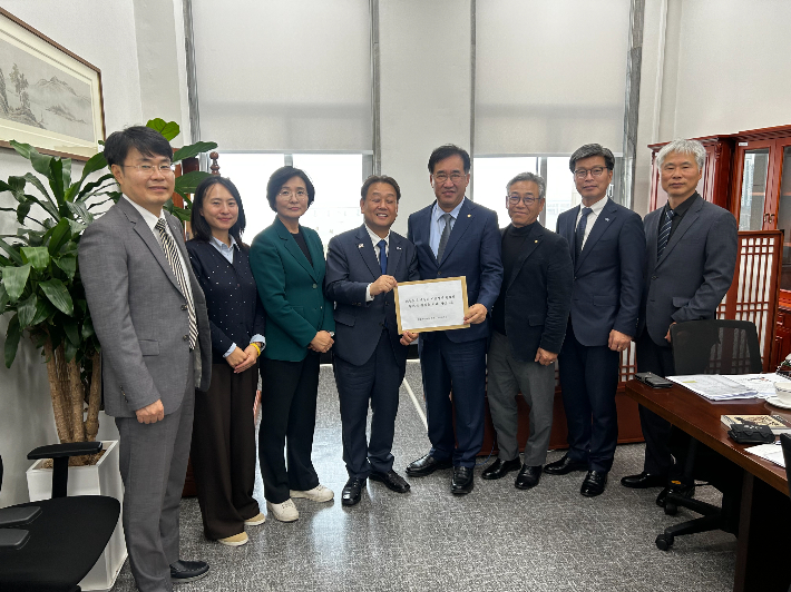 더불어민주당 경주시지역위원회 한영태 위원장이 국회를 찾아 경주지역 주요 현안사업과 예산 건의 자료를 전달하고 있다. 민주당 경주지역위 제공