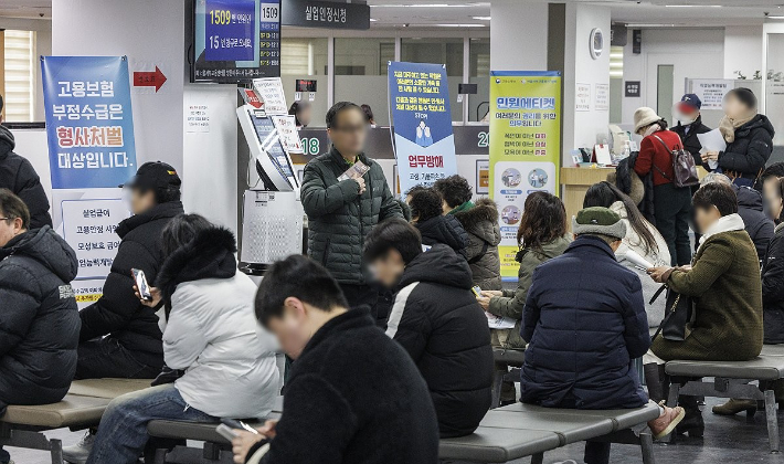 서울의 한 고용복지플러스센터에서 실업급여를 인정받기 위해 상담대기중인 시민들. 연합뉴스