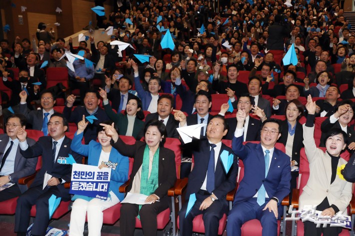 25일 서울 여의도 국회 의원회관에서 열린 더불어민주당 서울시당 천만의 꿈 경청단 출범식에서 정청래 대표와 장경태 서울시당위원장을 비롯한 참석자들이 희망의 종이비행기 날리기 퍼포먼스를 펼치고 있다.