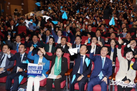 25일 서울 여의도 국회 의원회관에서 열린 더불어민주당 서울시당 천만의 꿈 경청단 출범식에서 정청래 대표와 장경태 서울시당위원장을 비롯한 참석자들이 희망의 종이비행기 날리기 퍼포먼스를 펼치고 있다.