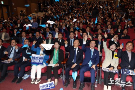 25일 서울 여의도 국회 의원회관에서 열린 더불어민주당 서울시당 천만의 꿈 경청단 출범식에서 정청래 대표와 장경태 서울시당위원장을 비롯한 참석자들이 희망의 종이비행기 날리기 퍼포먼스를 펼치고 있다.