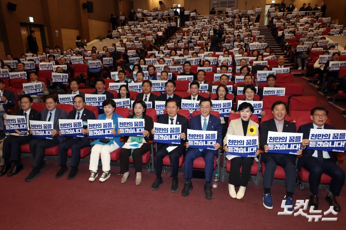 25일 서울 여의도 국회 의원회관에서 열린 더불어민주당 서울시당 천만의 꿈 경청단 출범식에서 정청래 대표와 장경태 서울시당위원장을 비롯한 참석자들이 