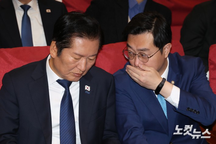 25일 서울 여의도 국회 의원회관에서 열린 더불어민주당 서울시당 천만의 꿈 경청단 출범식에서 정청래 대표와 장경태 서울시당위원장이 대화를 하고 있다.