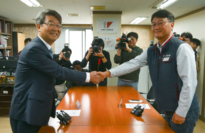 김지형 경제사회노동위원회 위원장이 25일 서울 중구 전국민주노동조합총연맹(민주노총)을 방문해 양경수 민주노총 위원장과 악수하고 있다. 연합뉴스