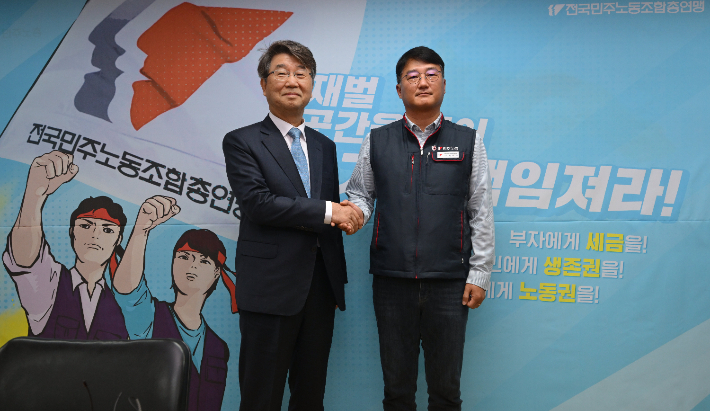 김지형 경제사회노동위원회 위원장이 25일 서울 중구 전국민주노동조합총연맹(민주노총)을 방문해 양경수 민주노총 위원장과 악수하고 있다. 연합뉴스