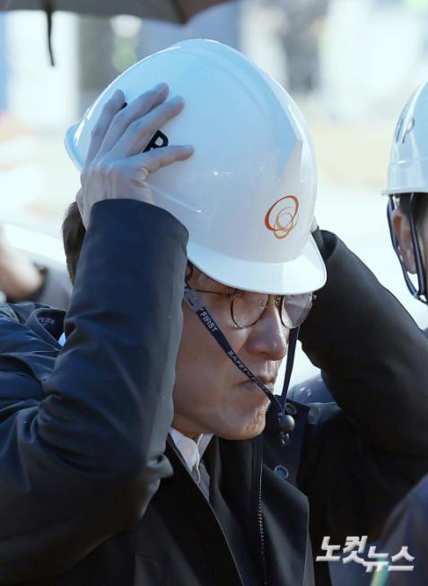 안전모 착용하는 김민석 국무총리
