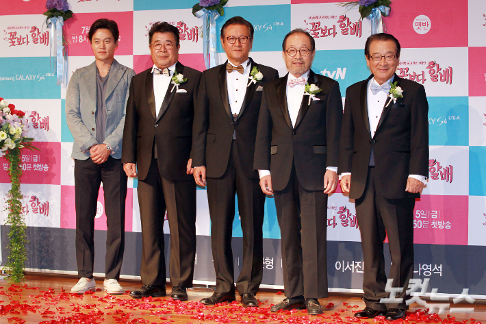 지난 2013년에 열린 tvN '꽃보다 할배' 제작발표회. 좌측부터 이서진, 백일섭, 박근형, 신구, 이순재. 윤창원 기자