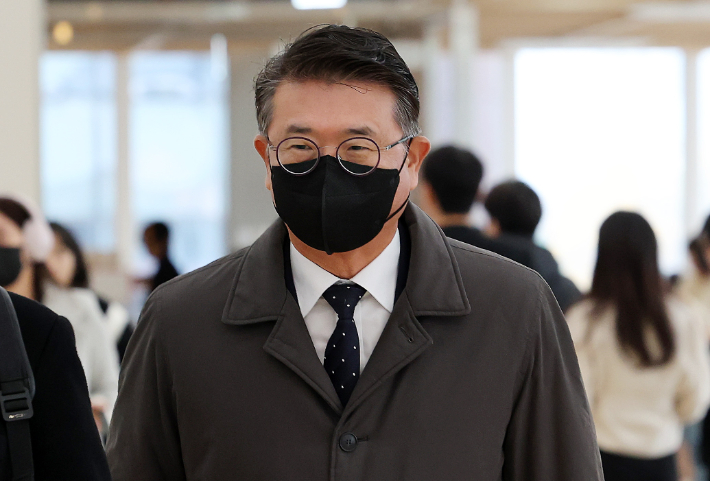 김승희 전 대통령실 의전비서관 자녀의 학교폭력 사건 무마 의혹과 관련해 장상윤 전 대통령실 사회수석비서관이 25일 서울 광화문 KT빌딩에 마련된 김건희특검 사무실에 참고인 신분으로 출석하고 있다. 연합뉴스