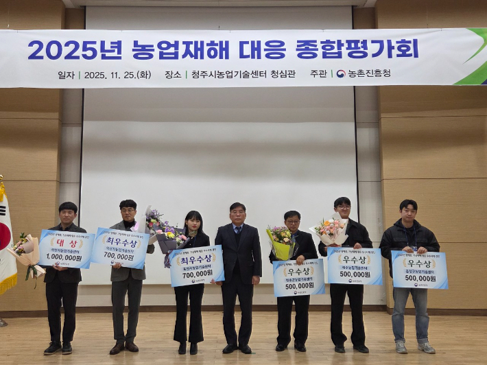 익산시가 25일 농업재해대응 우수사례 최우수기관상과 병해충 예방방제 분야 농촌진흥청장상을 받았다.