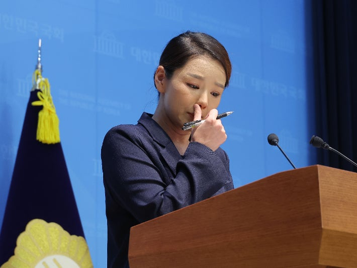 조국혁신당 강미정 전 대변인이 당내 성비위 의혹과 관련한 탈당 기자회견을 하던 모습. 연합뉴스