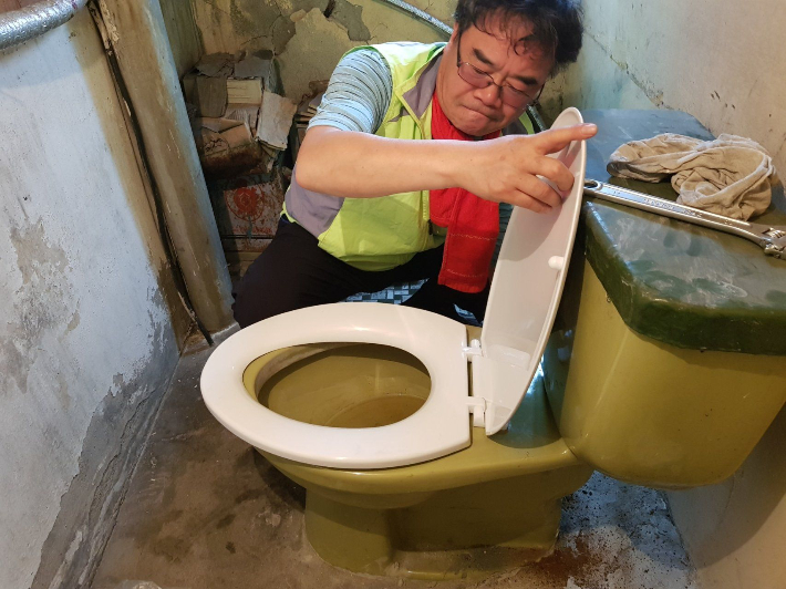 화장실 보수 봉사를 하고 있는 최광석 씨. 광양시 제공 