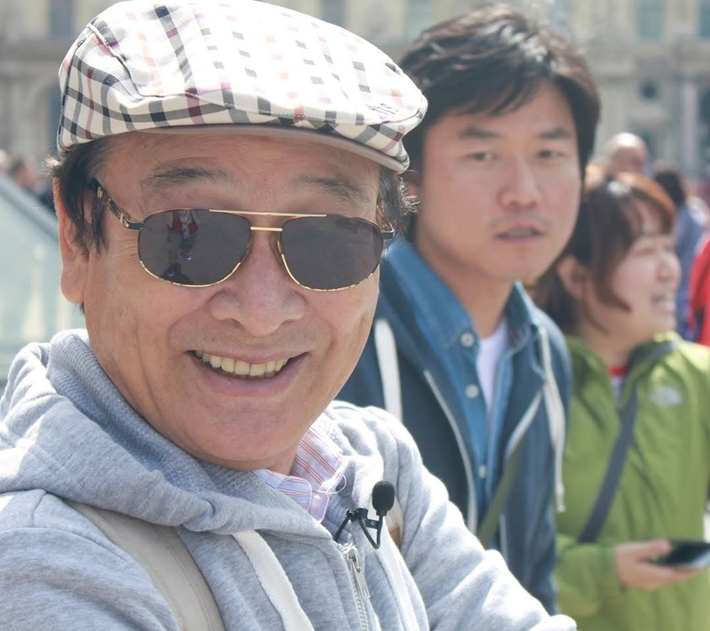 tvN 예능 '꽃보다 할배' 시리즈 촬영 당시 이순재 모습. 오른쪽은 나영석 PD. 채널 십오야 인스타그램