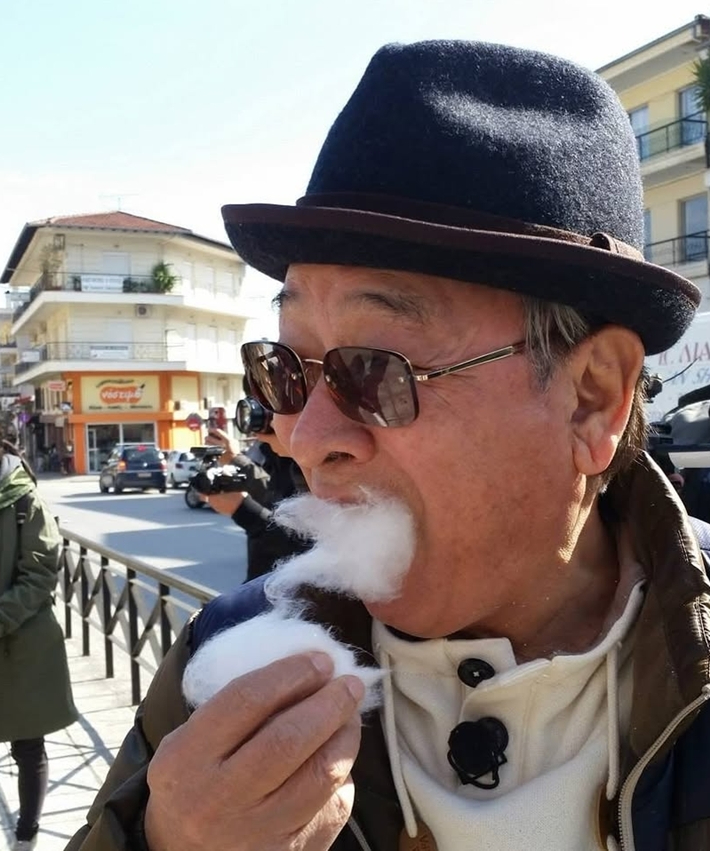 이순재가 솜사탕을 먹는 모습. 채널 십오야 인스타그램