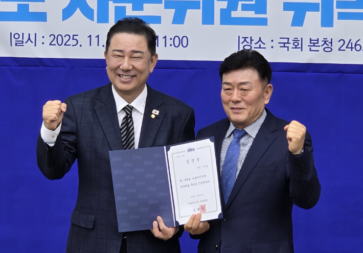 더불어민주당 김병기 원내대표(왼쪽), 김만호 포항시의원. 더불어민주당 포항 북구 지역위원회 제공