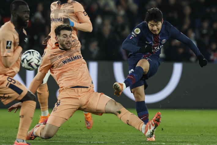 슈팅하는 이강인(사진 맨 오른쪽). 연합뉴스