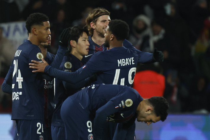 르아브르전에서 골을 넣은 직후 동료들로부터 축하 받는 이강인(사진 왼쪽에서 두번째). 연합뉴스