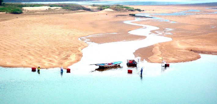 재첩잡이.  하동군청 제공