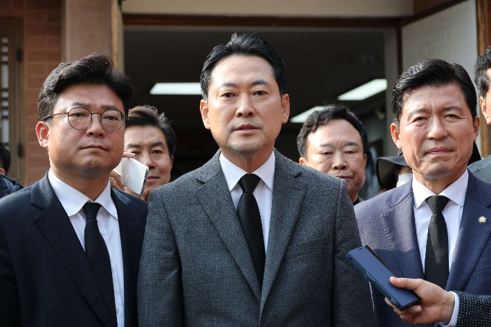 국민의힘 장동혁 대표가 25일 경북 구미시 상모동 박정희 전 대통령 생가에서 참배를 마친 뒤 취재진 질문에 답변하고 있다. 연합뉴스