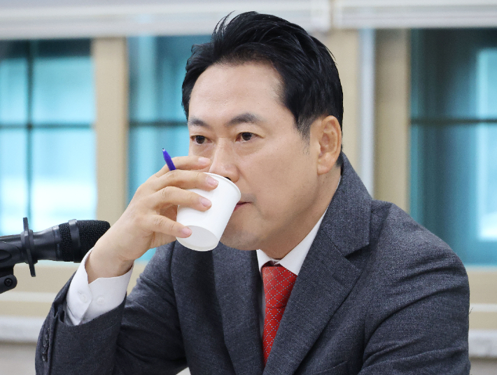 국민의힘 장동혁 대표가 25일 경북 김천시 김천농업기술센터에서 열린 농산물 가격 하락 및 냉해 피해 농민과의 간담회에 참석해 물을 마시고 있다. 연합뉴스