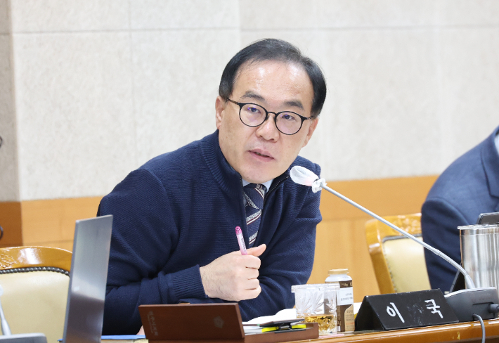 이국 전주시의원이 행정사무감사에서 질의하고 있다. 전주시의회 제공