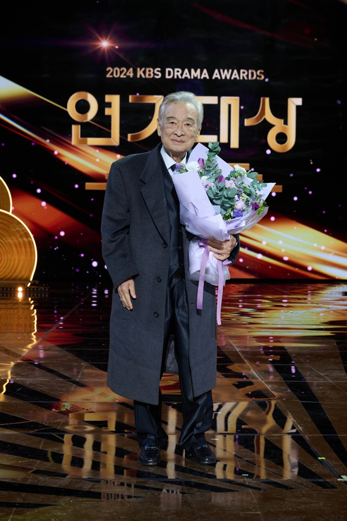 2024 KBS 연기대상에서 '개소리'로 대상을 받은 배우 이순재. KBS 제공