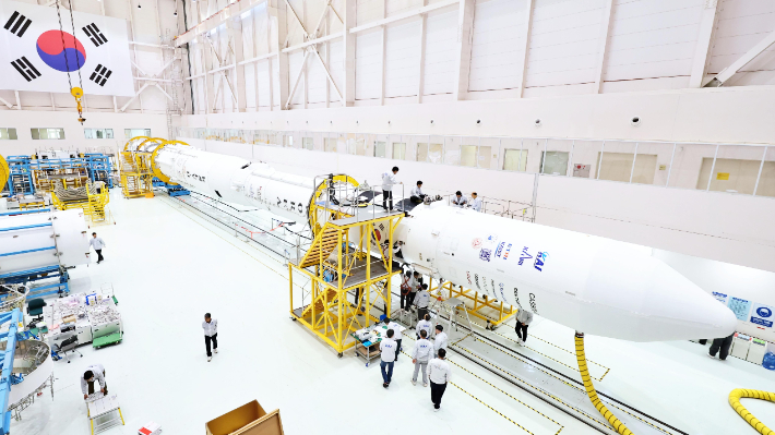 고흥 나로우주센터 조립동에서 지난 19일 연구진들이 누리호 4차 발사 총조립을 진행하는 모습. 항우연 제공