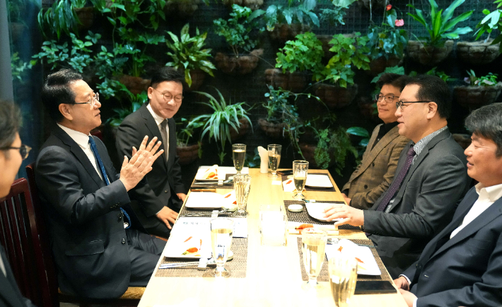 김영록 전라남도지사가 25일 서울 여의도에서 유병서 기획재정부 예산실장과 간담회를 갖고 2026년 국회 증액 핵심사업이 차질없이 반영되도록 지원을 요청한 뒤 전남의 주요 현안사업 건의 내용을 전달하고 있다. 전라남도 제공