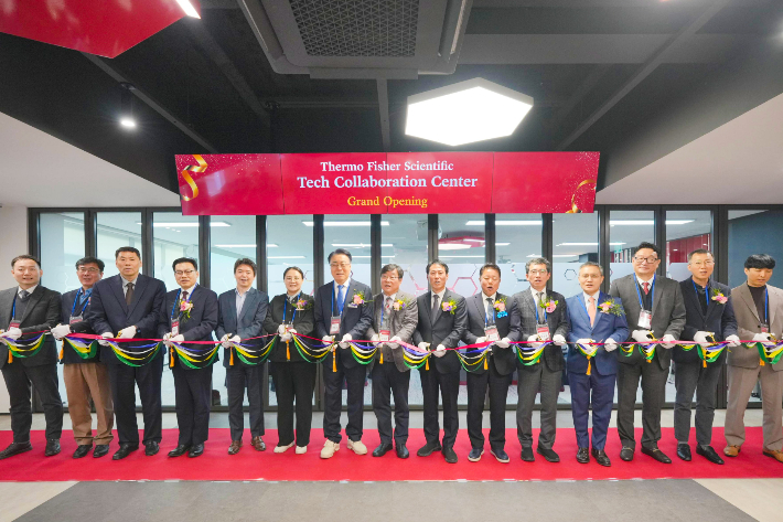 전라남도는 25일 화순 생물의약1산단에서 김기홍 전남도 전략산업국장과 구복규 화순군수, 윤우종 써모 피셔 사이언티픽 부사장 등이 참석한 가운데 글로벌 생명과학 기업인 써모 피셔 사이언티픽 코리아의 기술협력센터를 개소식 테이프커팅을 하고 있다. 전라남도 제공 