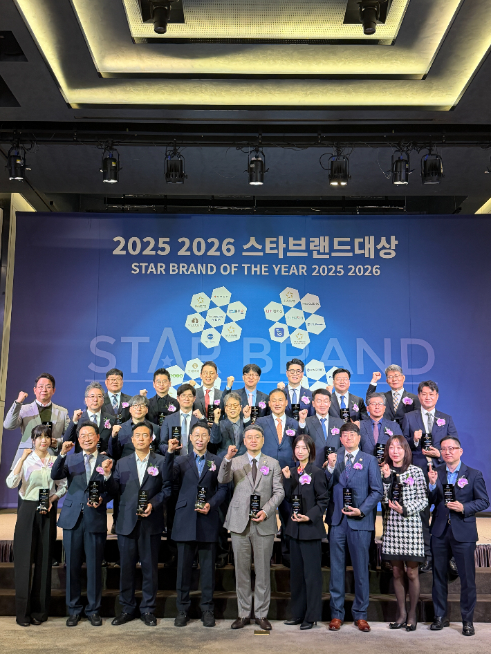 윤준호 윈가드 회장(앞줄 왼쪽 세번째)이 스타브랜드 보안방범 부문 대상을 수상한 뒤 수상자들과 기념촬영을 하고 있다. 윈가드 제공