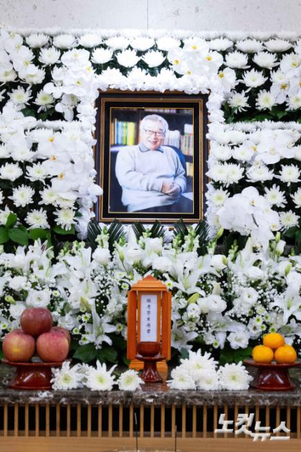 향년 91세를 일기로 별세한 원로 배우 겸 이순재 전 국회의원의 빈소가 25일 서울아산병원 장례식장에 마련돼 있다. 故 이순재는 국내 최고령 현역 배우로 70년 가까이 다양한 연극과 드라마, 영화, 예능을 넘나들며 활약했다. 최근까지 연극 