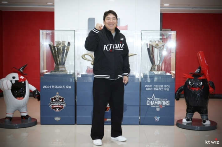 kt와 계약한 김현수. kt wiz 제공