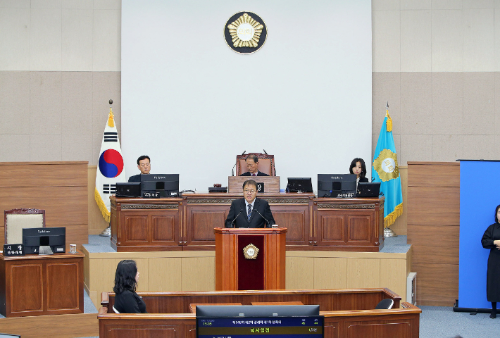 창원시의회에서 시정연설하고 있는 장금용 창원시장 권한대행. 창원시 제공 