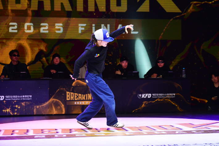 일반부 비걸(B-Girl) 부문에서 우승한 전지예의 경기 장면. KFD 제공 