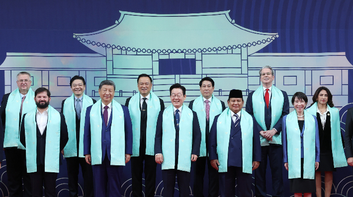 이재명 대통령이 경주화백컨벤션센터(HICO)에서 열린 2025 아시아태평양경제협력체(APEC)에 참석한 각국 정상들과 기념촬영을 하고 있다. 연합뉴스