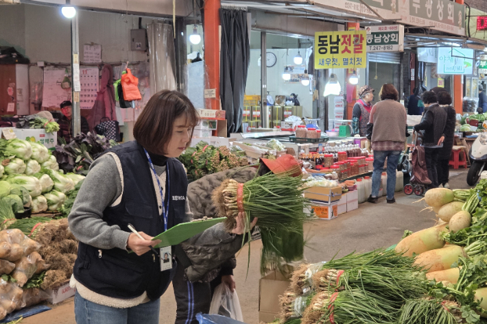 포항YWCA는 25일 죽도시장과 지역 내 대형마트 5곳을 대상으로 김장 필수 품목 가격조사를 실시했다. 포항YWCA 제공