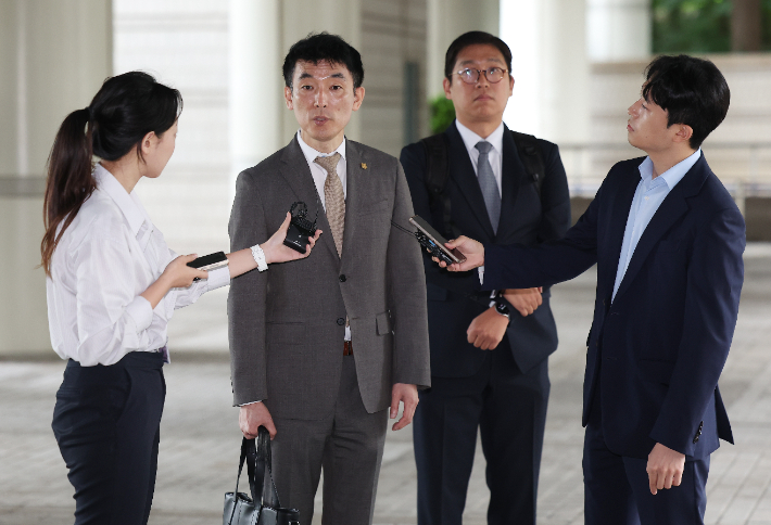취재진 질문에 답하는 이하상 변호사. 연합뉴스