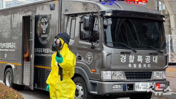 경기 수원월드컵경기장에서 25일 다중시설 화학 테러·협박 상황 등을 가정한 2025 경기남부 대테러 관계기관 합동훈련이 진행되고 있다. 김수진 기자