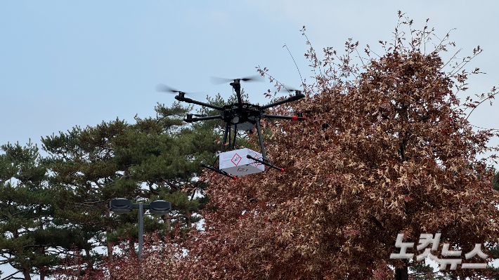 경기 수원월드컵경기장에서 25일 다중시설 화학 테러·협박 상황 등을 가정한 2025 경기남부 대테러 관계기관 합동훈련이 진행돼 드론이 이용되는 모습. 김수진 기자