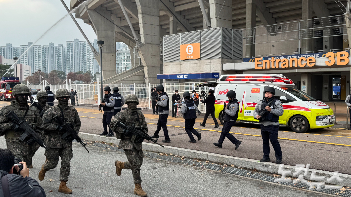 경기 수원월드컵경기장에서 25일 다중시설 화학 테러·협박 상황 등을 가정한 2025 경기남부 대테러 관계기관 합동훈련이 진행되고 있다. 김수진 기자