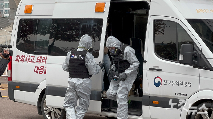 경기 수원월드컵경기장에서 25일 다중시설 화학 테러·협박 상황 등을 가정한 2025 경기남부 대테러 관계기관 합동훈련이 진행되고 있다. 김수진 기자