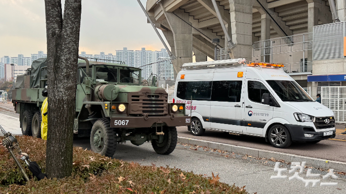 경기 수원월드컵경기장에서 25일 다중시설 화학 테러·협박 상황 등을 가정한 2025 경기남부 대테러 관계기관 합동훈련이 진행되고 있다. 김수진 기자