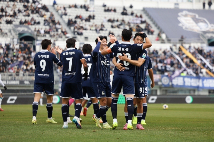 골을 넣고 기뻐하는 서울 이랜드 선수들. 서울 이랜드 제공