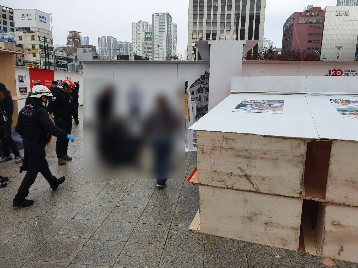 25일 부산 동구 부산역 앞 광장에서 나무 합판 구조물이 강풍에 쓰러져 보행자를 덮쳤다. 부산소방재난본부 제공 