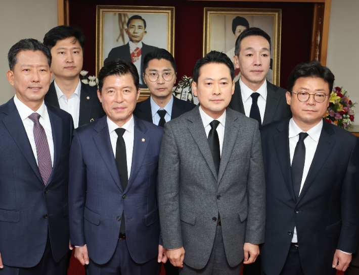 국민의힘 장동혁 대표가 25일 경북 구미시 상모동 박정희 전 대통령 생가에서 참배를 마친 뒤 기념촬영을 하고 있다. 연합뉴스