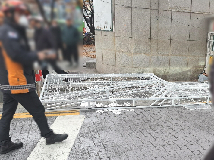 25일 부산 사하구 하단동의 한 도로에서 빛축제 조형물이 강풍에 넘어져 보행자 2명이 다쳤다. 부산경찰청 제공