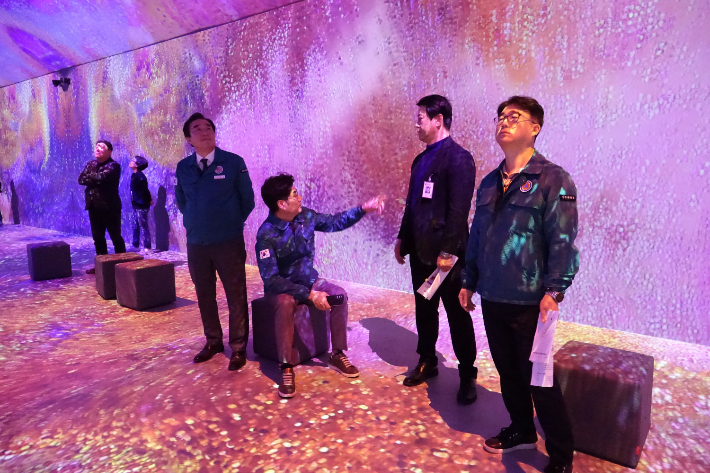 경주시의회 문화도시위원회가 라원·신라왕경 복원 사업지를 찾아 점검하고 있다. 경주시의회 제공